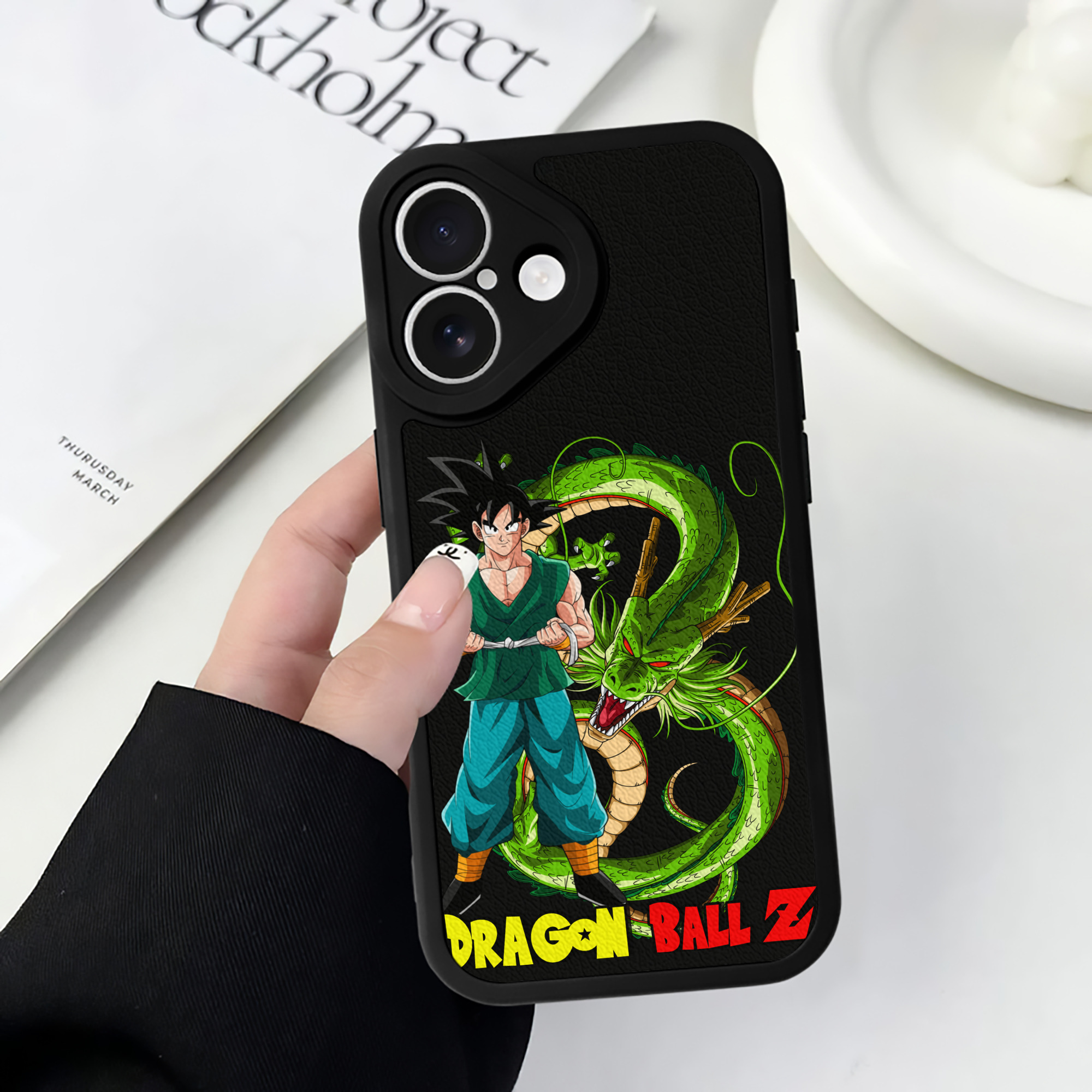 （画像用） ドラゴンボール 孫悟空（そん ごくう）Son Goku カカロット DRAGON BALL Kakarotto 【iPhone 16シリーズ対応】シリコンスマホケース（レザー調） 材質：シリコン